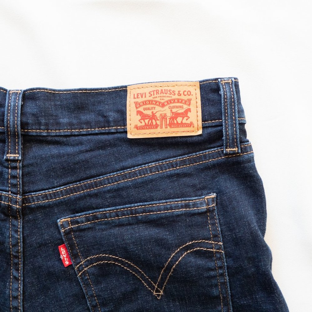 Dark Wash Levi's Cuffed Denim Jean Shorts‎ - Picture 7 of 7